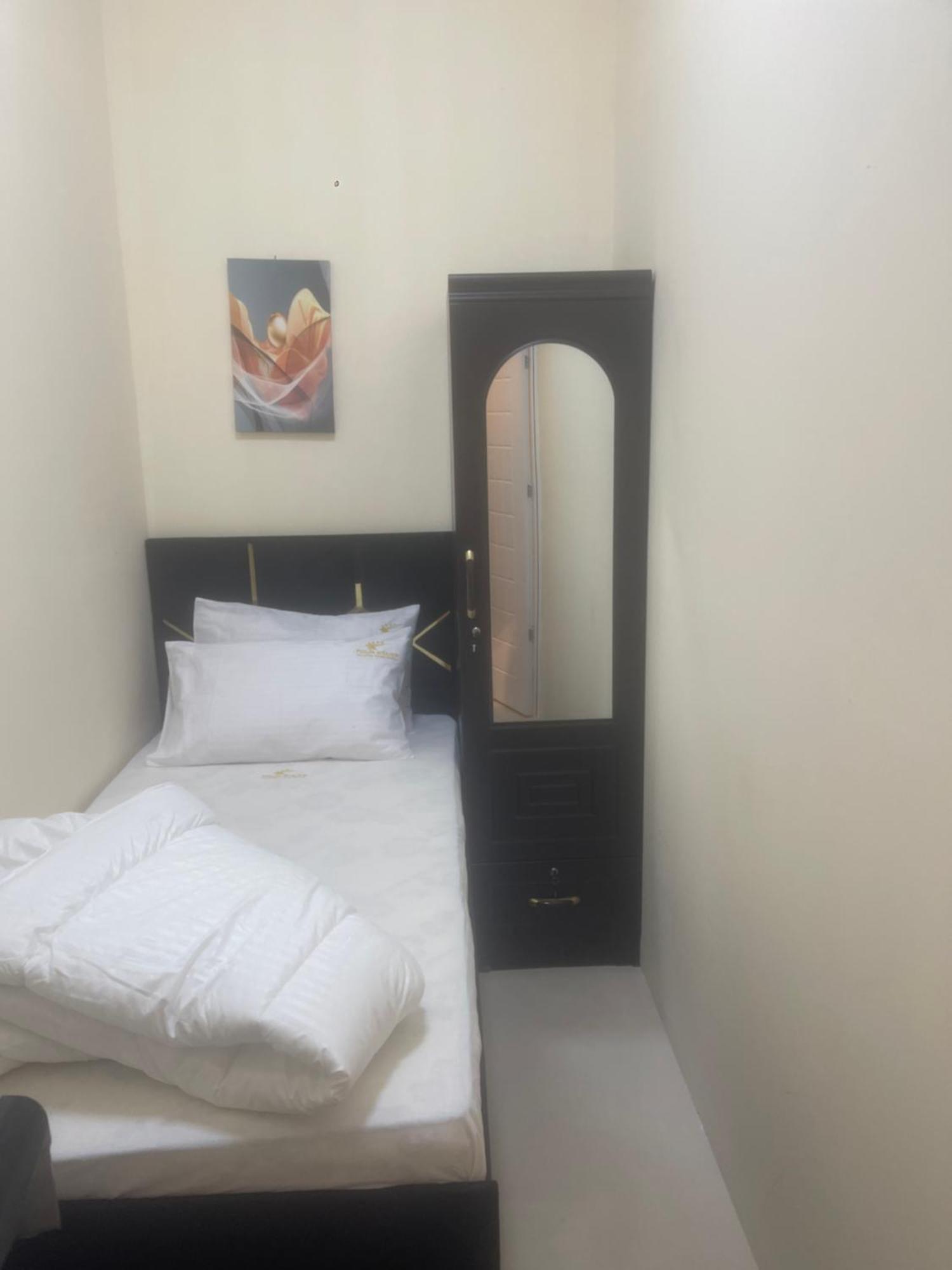 Four Stars Hostel Dubai Exterior photo